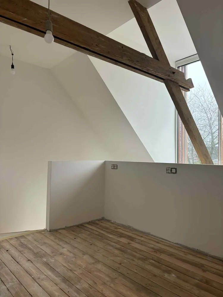 Volledig afgewerkte zolderruimte in een woning in Ieper