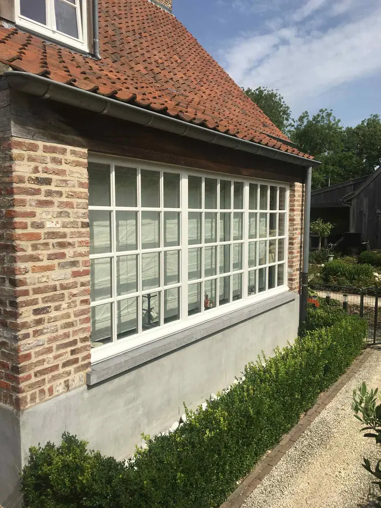 Geschilderd buitenschrijnwerk van een woning in Poperinge